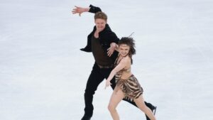 Read more about the article Madison Chock and Evan Bates Lead at Skate America 2025: One Step Closer to Record-Tying Ice Dance Victory